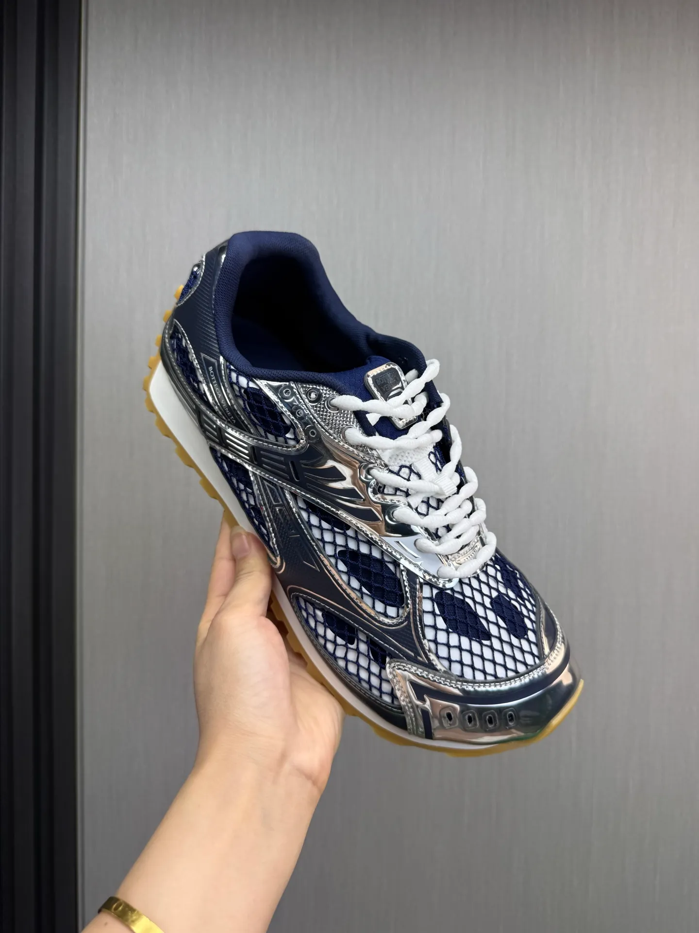 Men's men's shoes 💰620💰 BV top version 𝘽𝙊𝙏𝙏𝙀𝙂𝘼 𝙑𝙀𝙉𝙀𝙏𝘼 Orbit sneakers Wang Yibo same style couple style dad shoes 🩷💚 Runner sneakers, made of lightweight technical mesh fabric. Features a geometric patterned rubber outsole. Pay attention to the package craftsmanship ❕ High version shipping ❗️ Very nice, durable to play with and durable to make ✔️ Standard version 💯💯 The outsole is made of color-blocked TPU outsole. Women’s model 35-41 (40 41 customized) Men’s model 39-46 (45.46 customized) Equipped with original packaging
